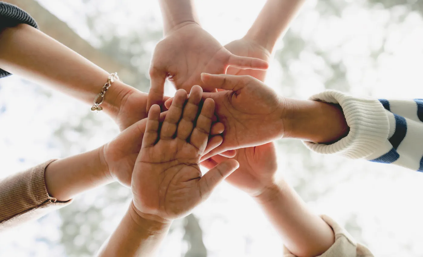 Verschiedene Hände, die gemeinsam einen Kreis bilden