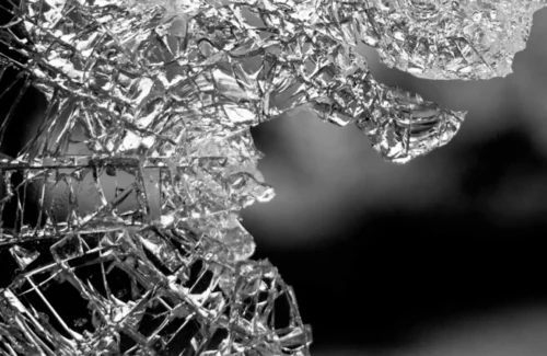 Zersplitterte Fensterscheibe