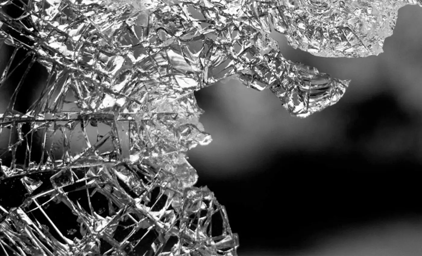 Zersplitterte Fensterscheibe