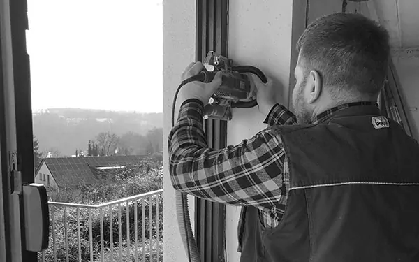 Monteur der ein Fenster einbaut