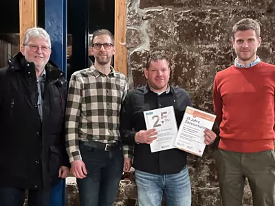 Geschäftsführung Fensterbau Englert ehr langjährigen Mitarbeiter Manuel Diekemper