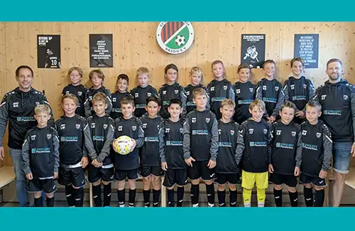 Manschaftsfoto der E-Jugend mit ihren Trainern im neuen Trainingshoodie des Sponsors Englert Fensterbau