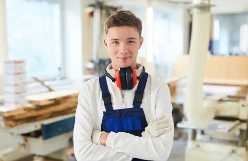 junger Handwerker in Werkstatt