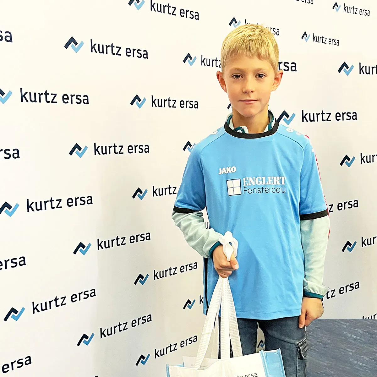 Junge mit Trikto von Englert Fensterbau